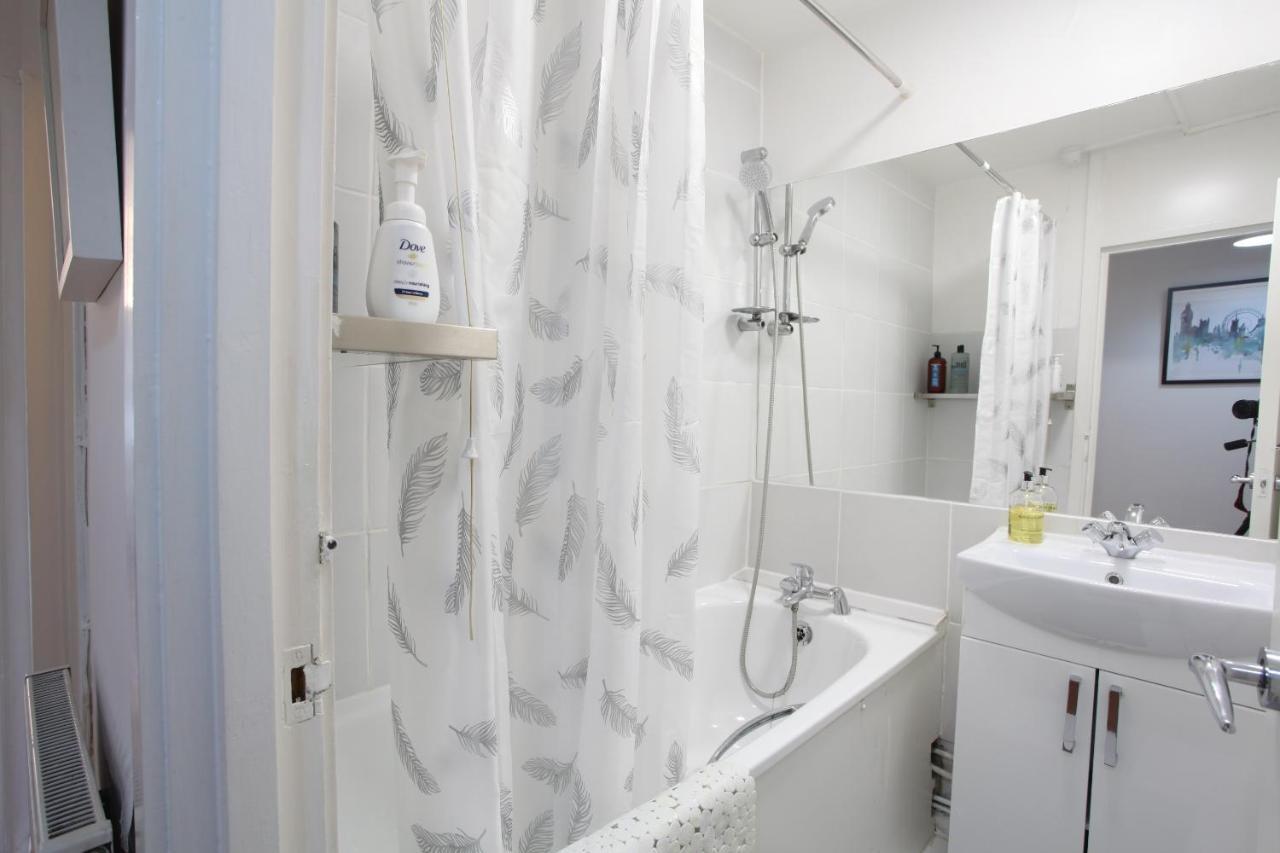 Chelsea Off Kings Road One Bedroom With Balcony Londra